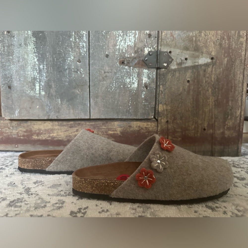 Women’s Bio-Gold Size 10 Cork Slip On Clogs